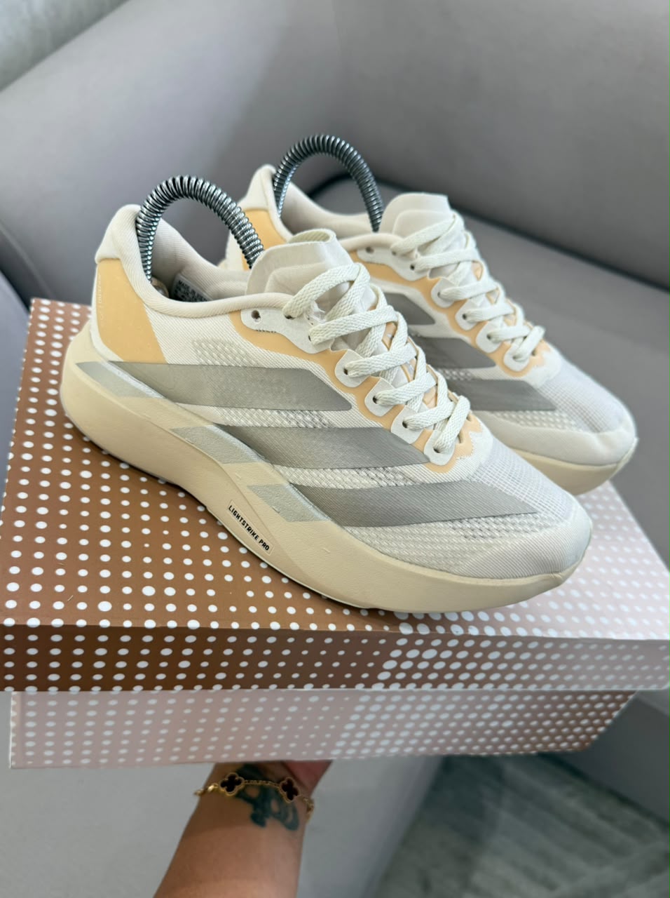 AD ADIZERO BEIGE-GRIS