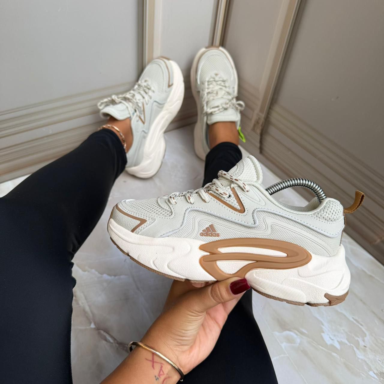 Adidas Ozweego (Crema-Blanco-Marrón)