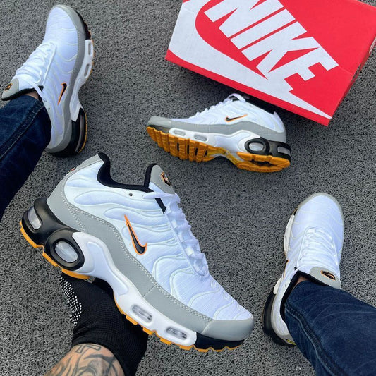 Nike Air Max Plus TN (Gris-Plata-Detalles naranjas)